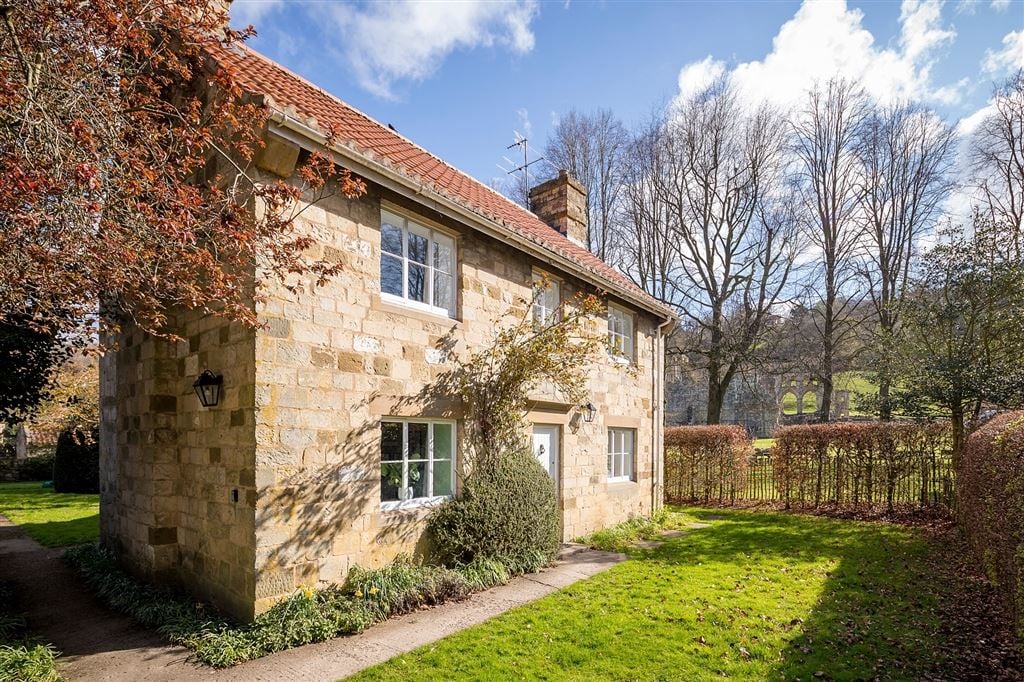 WIN A STAY AT AN ENGLISH HERITAGE HOLIDAY COTTAGE